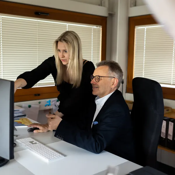 André und Leah Beier gemeinsam am Computer