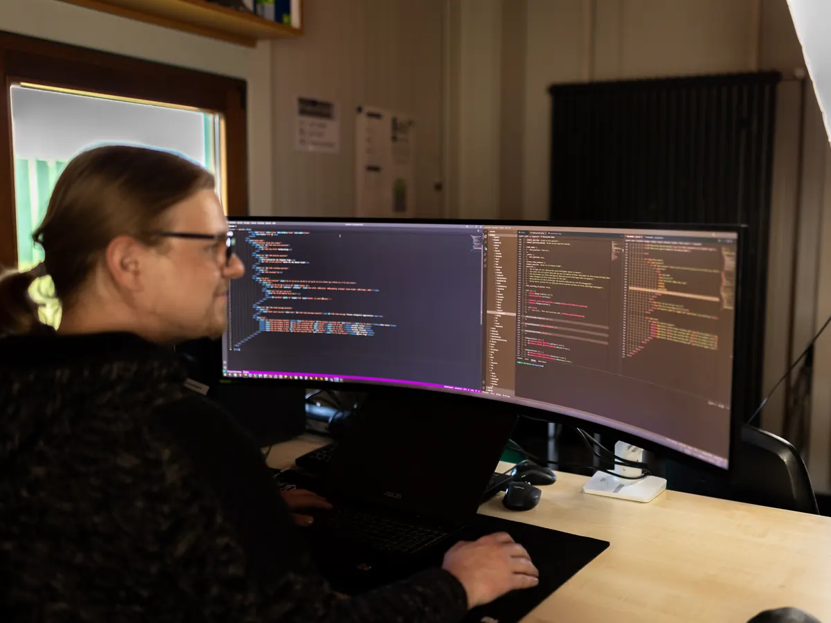 Arbeitsplatz in der Entwicklung: Quellcode auf einem breiten Monitor