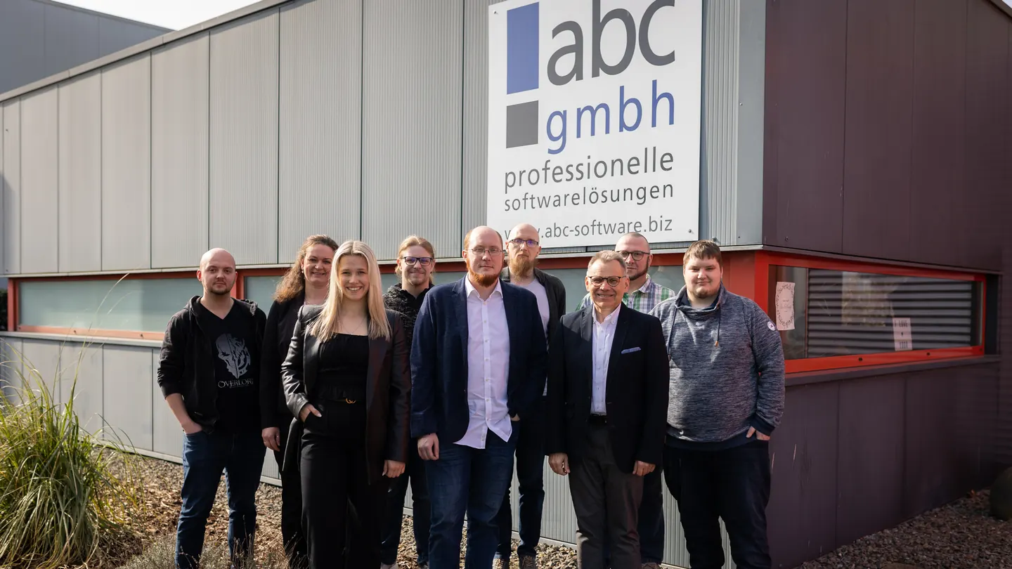 Das Team der ABC GmbH vor dem Firmengebäude in Emmerich am Rhein